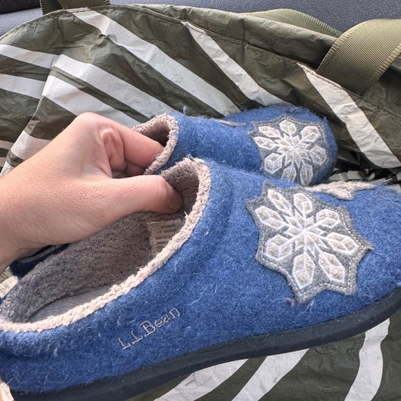 L.L. Bean Blue Snowflake Women's Slippers size 6 - Picture 2 of 8